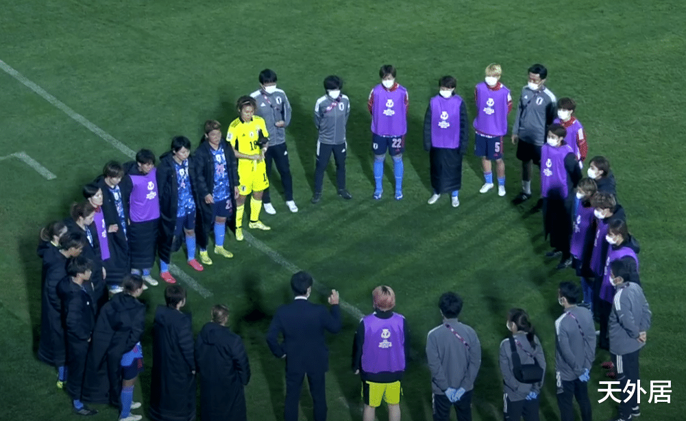 日本队|全员黑脸，日本队赛后球场内开会！中国女足集体合影狂欢也没走