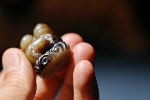 |清代和田玉云上兽方形坠