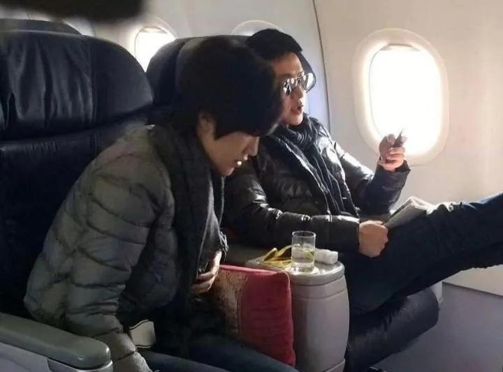 陆毅|陆毅鲍蕾夫妇坐高铁二人同时脚踩别人座位,不是一家人不进一家门