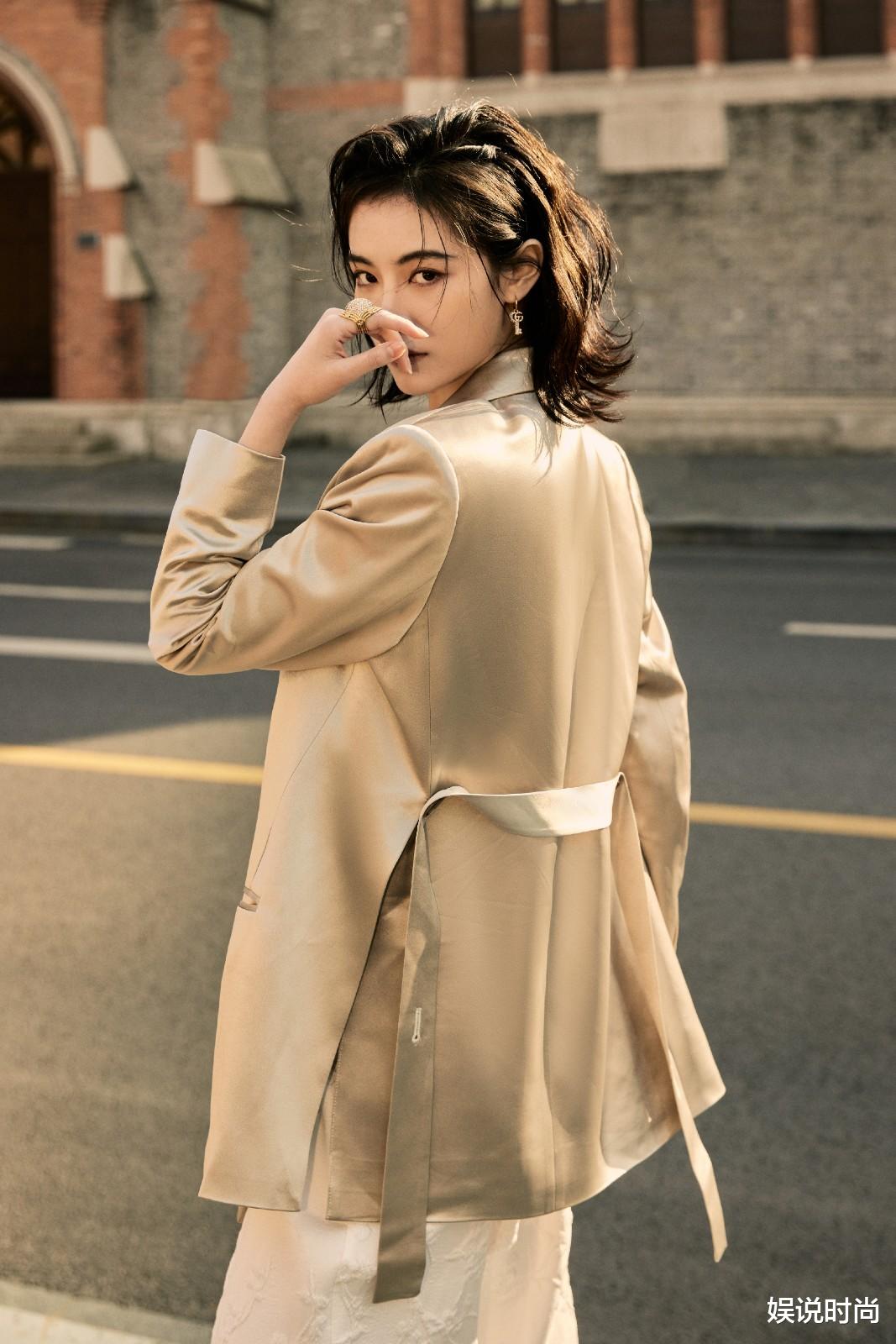 许佳琪|许佳琪新造型又美又帅！连主持人也忍不住问道：“大美女...”