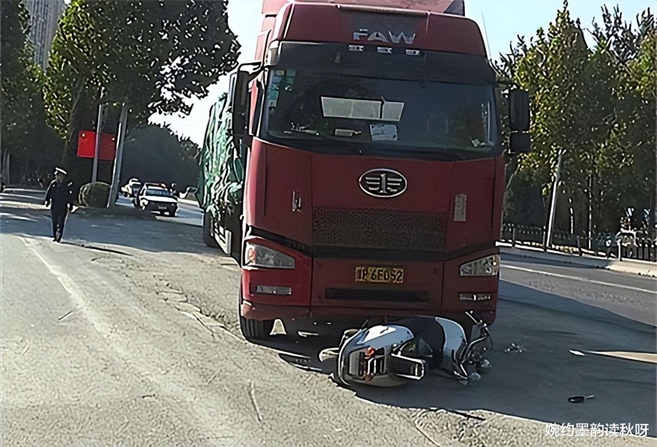 厦门打工孕妇车祸身亡,孩子生生甩出母体,奇迹生还,却还是被奶奶耽误了一生