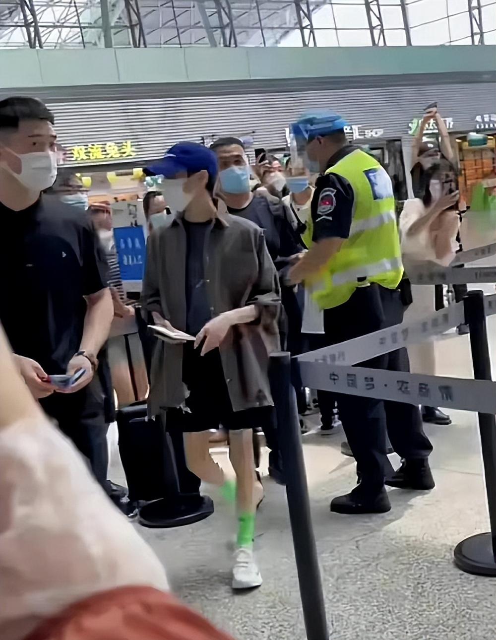 罗云熙|罗云熙过完年后瘦了很多,手背筋突出特别明显