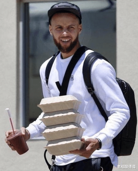 奥尼尔|NBA球星有多能吃？詹姆斯一天吃7顿 奥尼尔36根热狗吃不饱