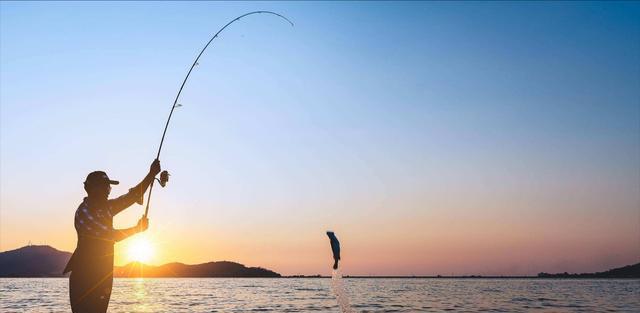 饵料|男子把路亚玩出新花样，直接将水滴轮绑手上，网友：真担心中大鱼