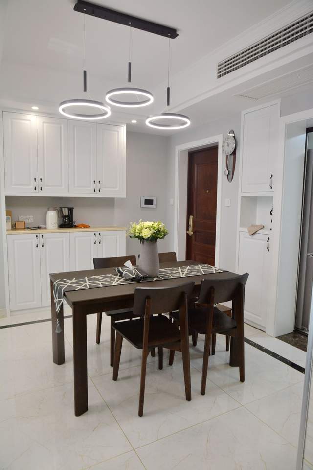 不顾反对在客厅装屏风,家人都一脸不解,完工才知道妙处多