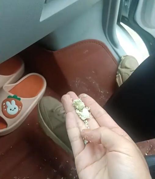 广东一女子花19元买一双新鞋,穿一会儿鞋底碎了掉一路:太尴尬!