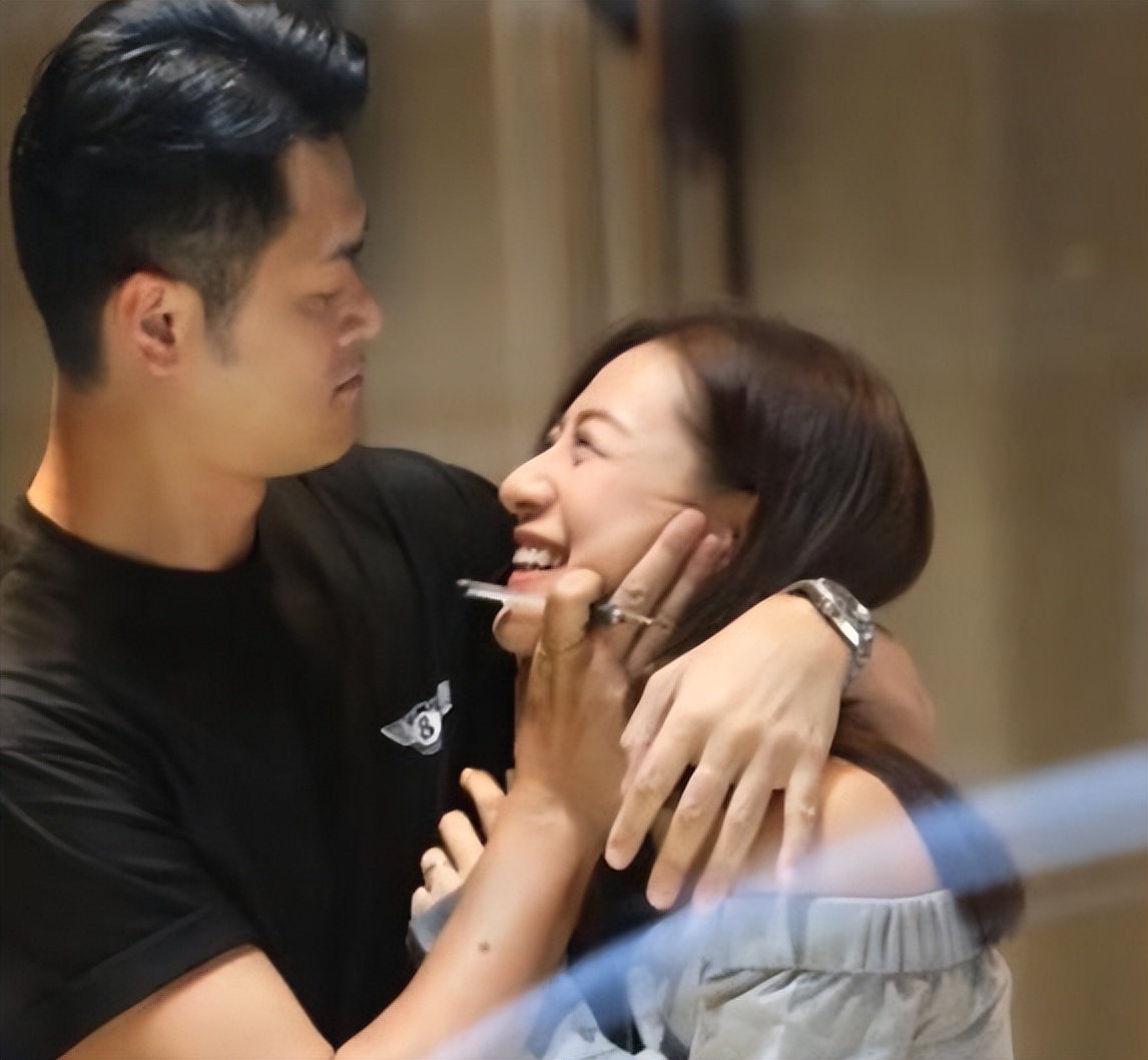 江若琳|曹云金前女友罕晒泳衣照！皮肤白皙长腿傲人，被富商老公搂腰亲昵