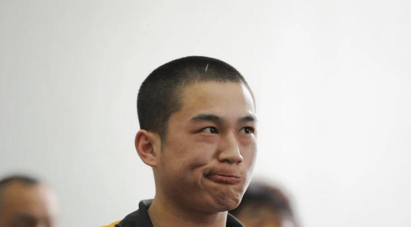 90后杀人犯受审时微笑求死,拒向被害者家属道歉,真相引人深思