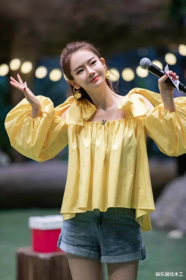 戚薇|戚薇工作照翻车？被指医美过度身材圆润，网友：这脸要瘫了