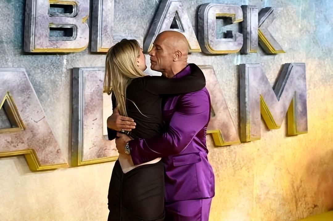 道恩·强森|50岁巨石强森，拥吻007丹尼尔之女，30岁艾拉一袭露背装大秀小蛮腰