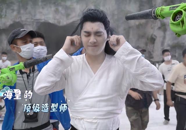 镜双城|《镜双城》李易峰雪地花絮,苏摹分化的剧情吗?背影是真的好看!