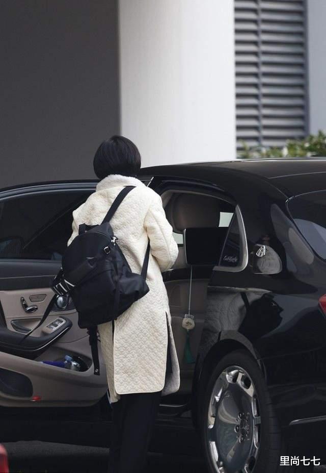 宋春丽|孙俪乘300万豪车走机场，专职司机接送太高调，日系风打扮显素雅