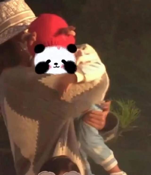 唐艺昕|唐艺昕带女儿玩耍，母女穿同色系衣服，网友热议不断