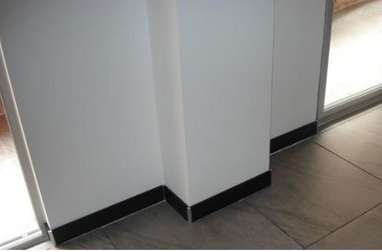 踢脚线是明贴好还是暗贴好?邻居直说被工人骗,入住就知被坑惨