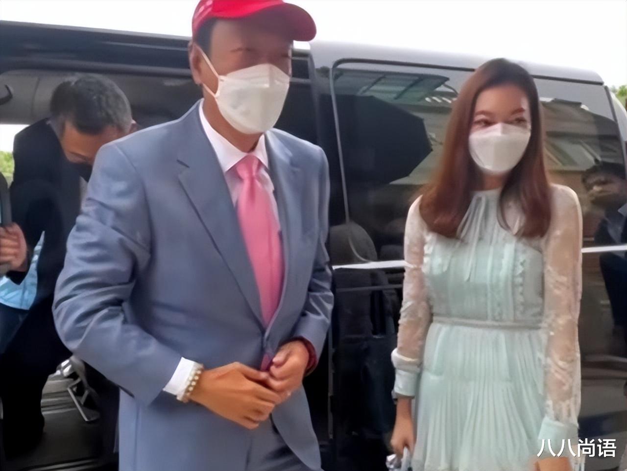曾馨莹|富士康老板娘穿浅色短裙，郭董穿蓝色西装同行，相差24岁无违和感