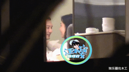 黄晓明|恋爱大瓜！黄晓明搂女制片贴脸拥抱，疑似隐婚同居，女方是3娃妈