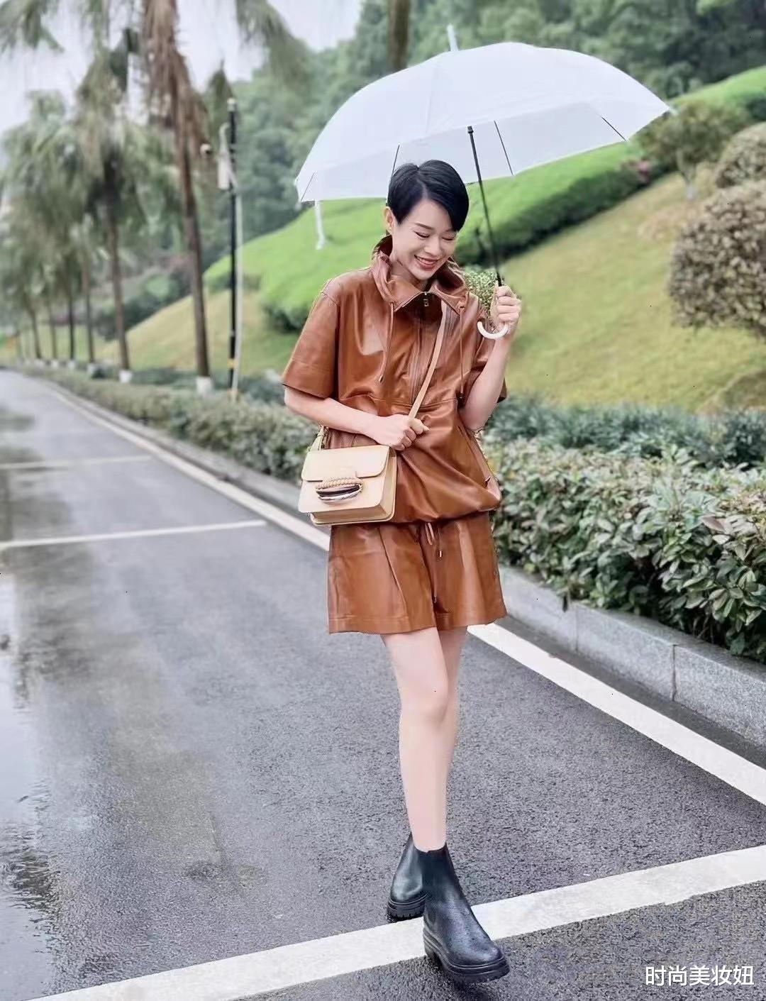 非主流 胡杏儿哪像3孩子的妈!穿棕色皮衣套装配短发,时髦又年轻