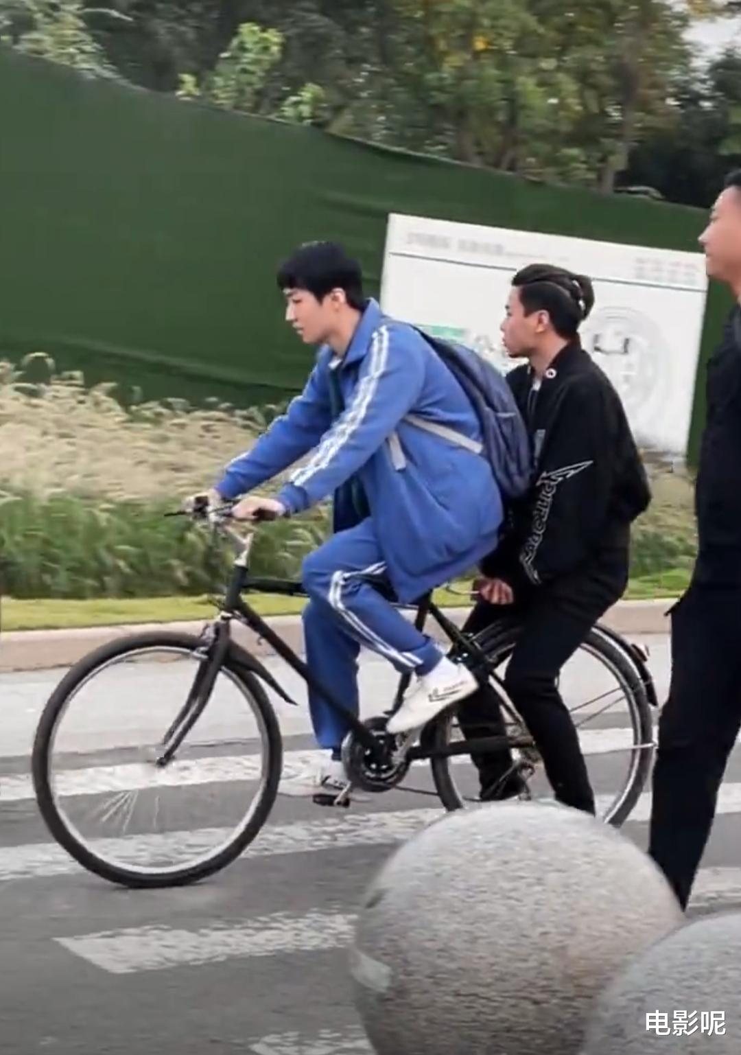 王俊凯|王俊凯爱搞恶作剧，身边助理无一幸免，但助理收获了不一样的福利