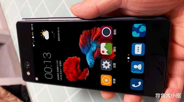 |机械构件连起两块屏幕，二手中兴z999体验，折叠手机初级版