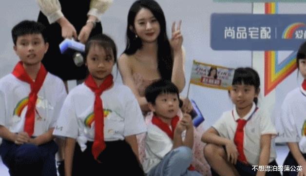 赵丽颖|赵丽颖当妈后“母爱爆棚”，穿裙子也要蹲下陪小朋友，笑容太宠溺