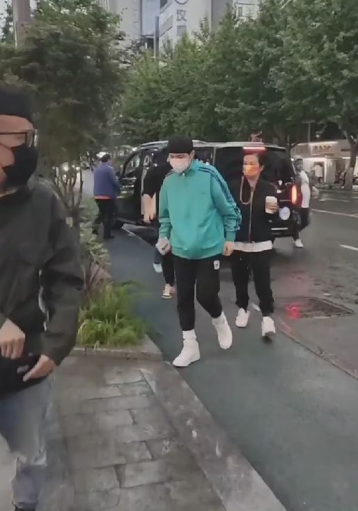 萧敬腾|萧敬腾成都吃火锅，打扮低调引众人围观，成都再次下雨引热议