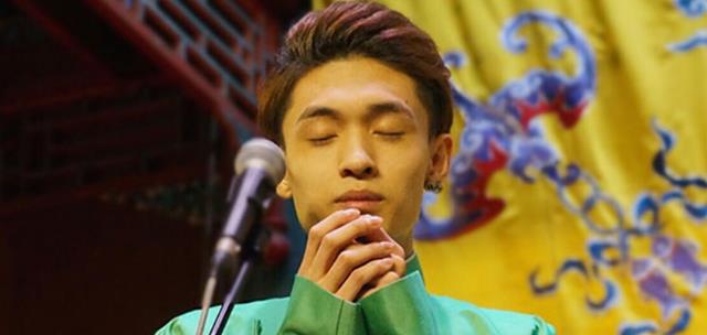 德云社|德云社的报幕员有多惨？报幕梗被全员模仿，张九南化身头号黑粉