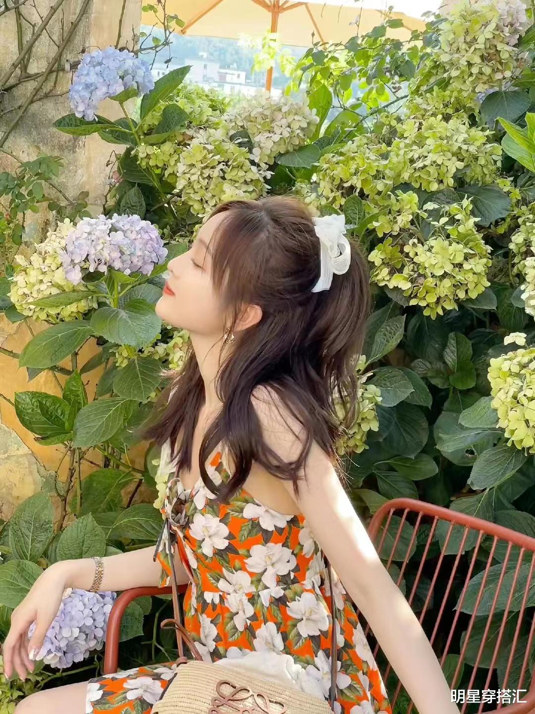 咖啡 吴宣仪穿橘底白花镂空吊带连衣裙，高扎马尾叙写清新夏季氛围