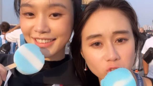 奚梦瑶|何猷君夫妇现身世界杯决赛，奚梦瑶与小姑子贴头吃雪糕，像亲姐妹