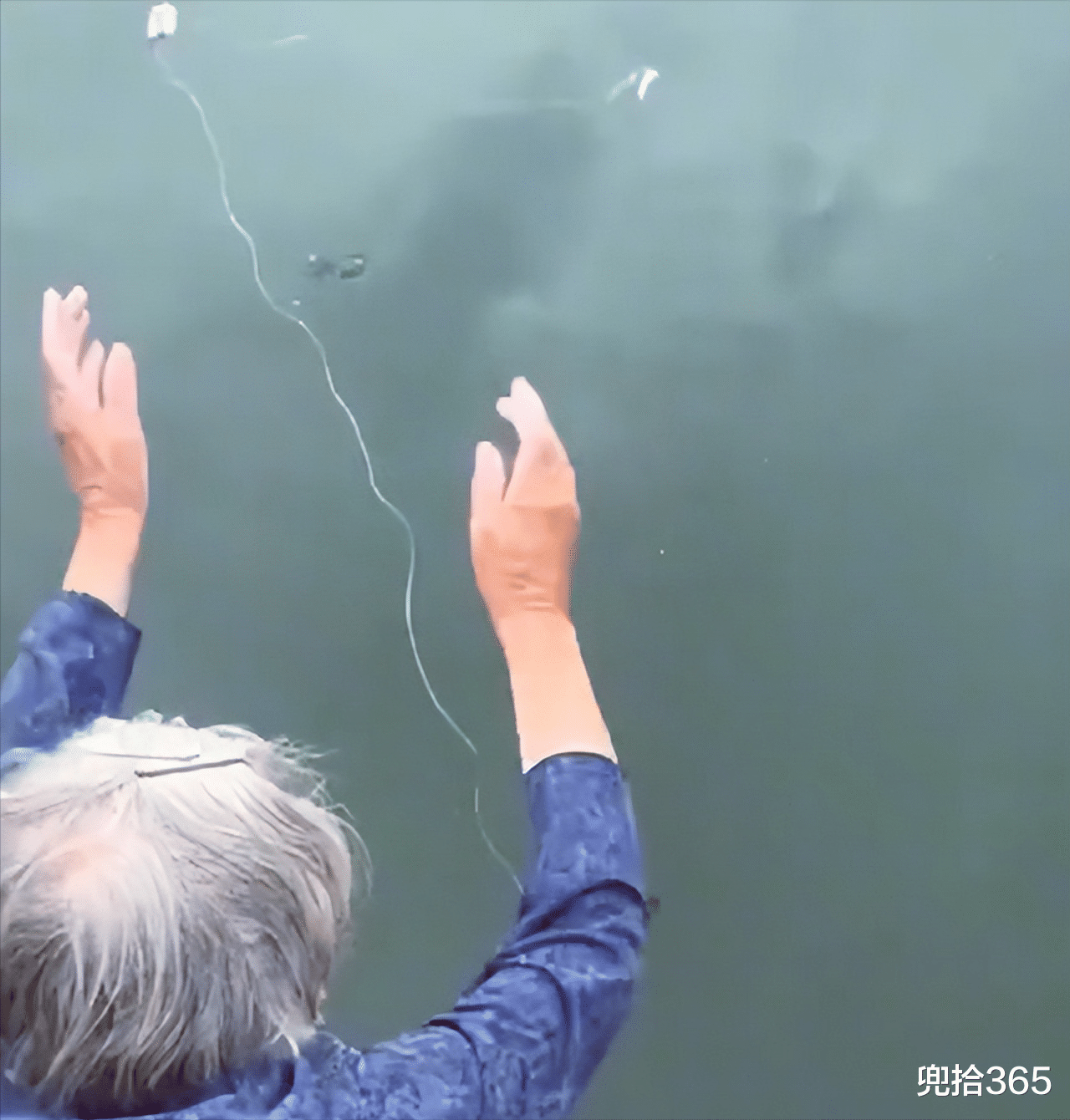 钓鱼|钓鱼界的扫地僧!广东一老奶奶徒手钓鱼,轻轻松松收获小半桶