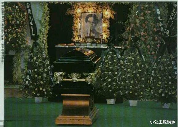 黄家驹|黄家驹离世27年，戴白花穿孝服大闹灵堂的未婚妻，现怎样了？