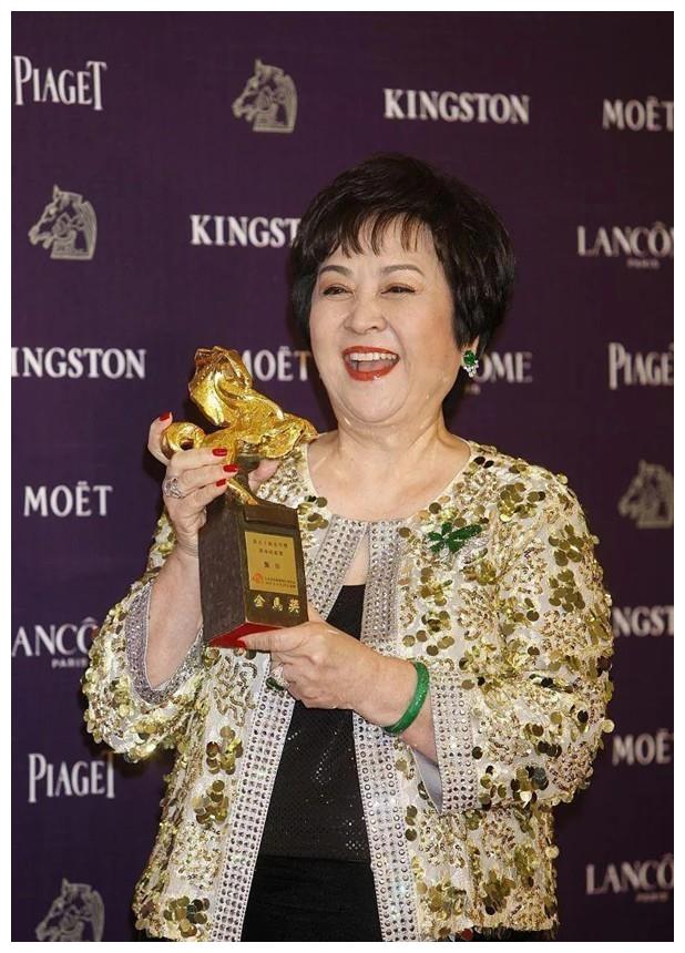 土豆 谢贤首任前妻罕见露面，74岁状态优越，美甲配红唇时髦不输年轻人