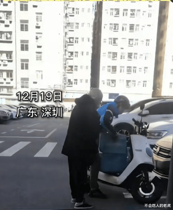 广东深圳:小哥送餐上个楼的工夫,被大爷扔了捡回来还去抢,叫他收租才肯放手