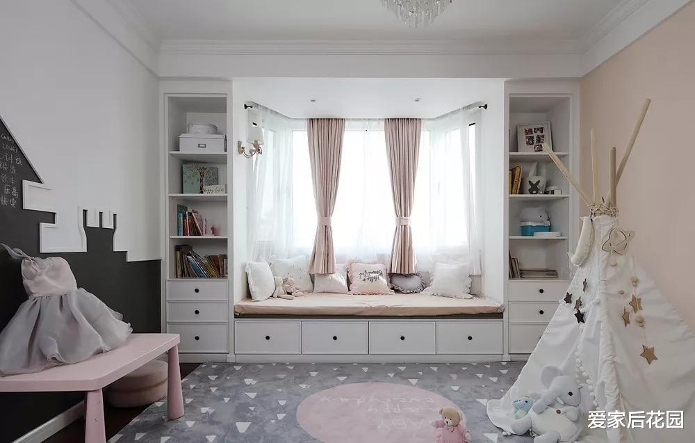 别再往飘窗上堆放杂物了，学学别人家的做法，家里多出“一间房”