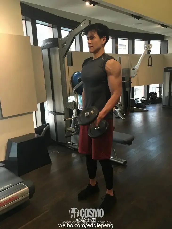 潜伏|胸肌引发的禁播，又惨又好笑