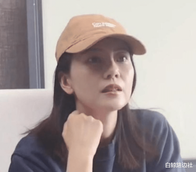 高圆圆|42岁高圆圆现身商演，小腹隆起胳膊粗到勒肉，身材遭素人主持碾压