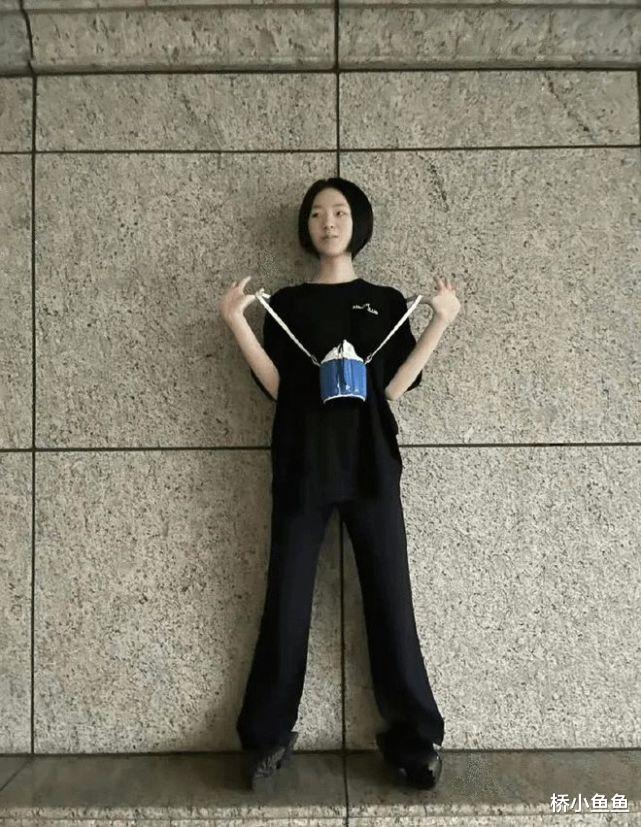 小s|小s俩女儿晒近照：姐姐短发厌世脸妹妹卷发好甜美