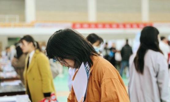 大学生|00后大学生简历走红,毕业生很勇敢,面试官看完竟不知该如何是好