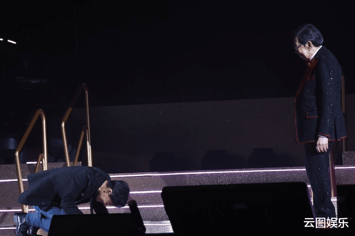 胡枫|90岁胡枫演唱会大咖云集!张学友给干爸下跪,还跟干弟张家辉合唱