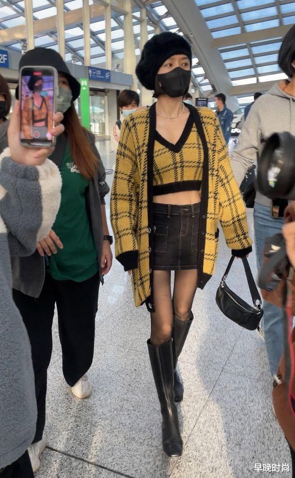 达里奥|真的“小看”秦岚了！43岁会保养还会穿，超短裙配丝袜马丁靴辣妹出街