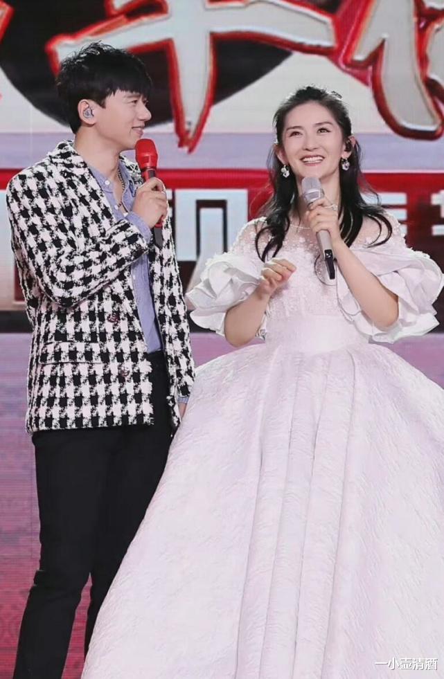 谢娜|谢娜离开快本,携张杰录制东方卫视春晚,谢娜现场开怀大笑,张杰表情很微妙