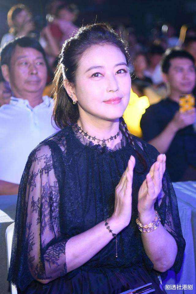 周海媚|55岁周海媚臃肿近照曝光,身穿旗袍搭配黑丝袜,小腹赘肉明显