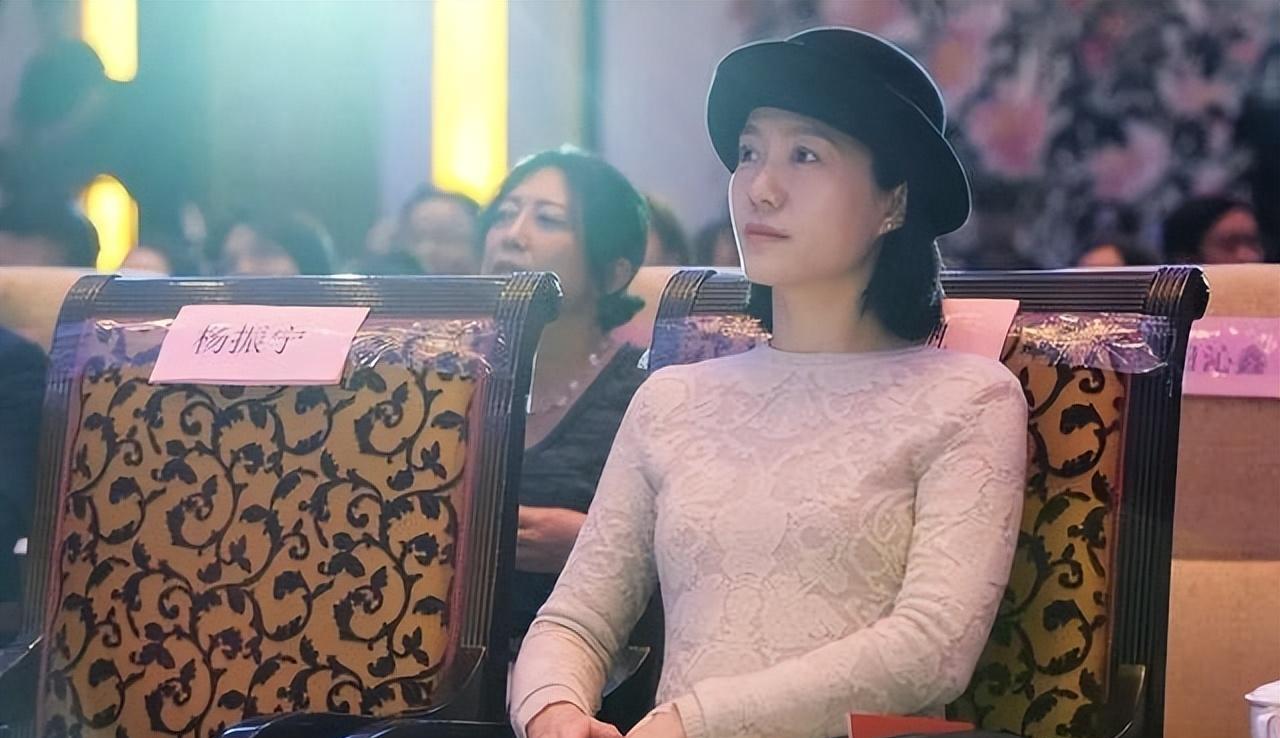 翁帆 杨振宁带小娇妻聚会，翁帆剪短发打扮很老练，很有日系贤妻的感觉