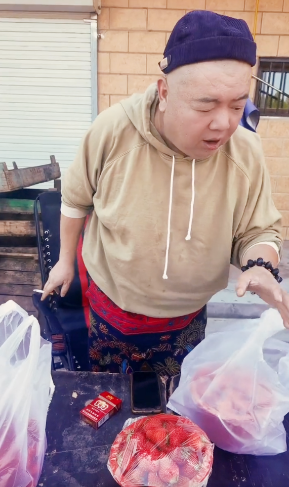 谢宁|老演员谢宁摆摊卖草莓,为了生计拼命吆喝,抽廉价烟