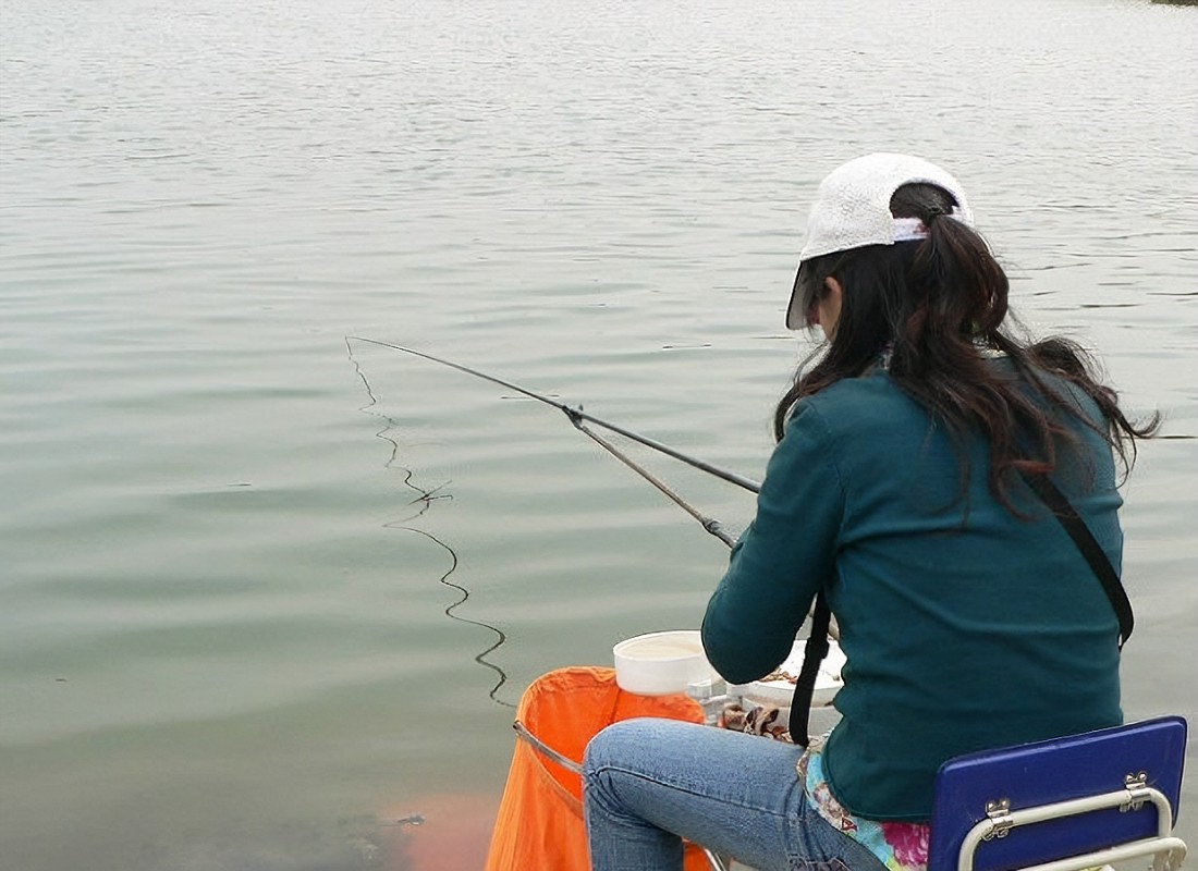 |渔乐杂谈:秋末冬初温度降低,钓浅水还是钓深水?