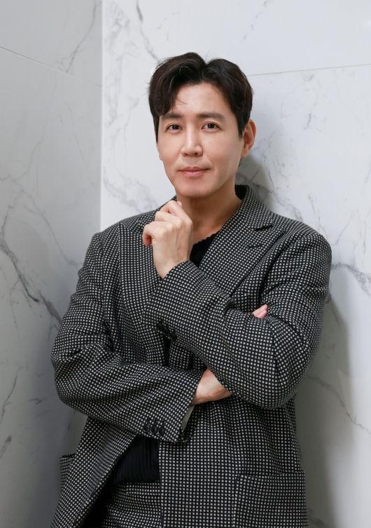 崔元英|《王后伞下》崔元英出道20年正反派都演,与妻子的爱情故事好浪漫