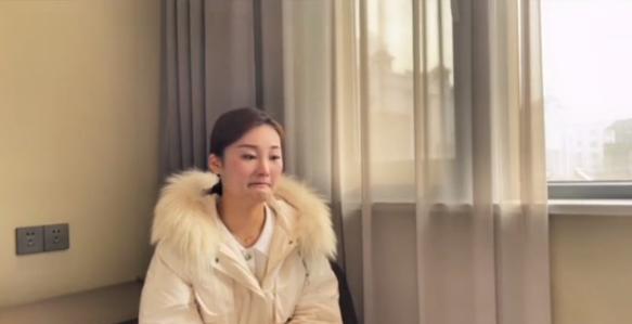 陈亚男|陈亚男妈妈采访中痛哭,称女儿被绑架满脸都是血,直言想过自尽