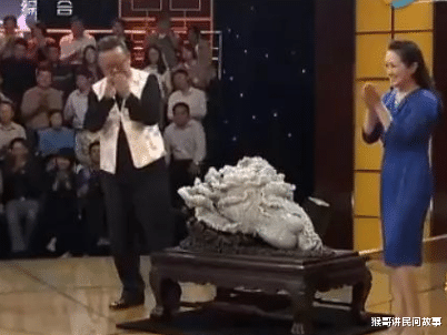 翡翠|贵妇带150公斤“翡翠白菜王”鉴宝,专家傻眼,直呼:“无价之宝”!