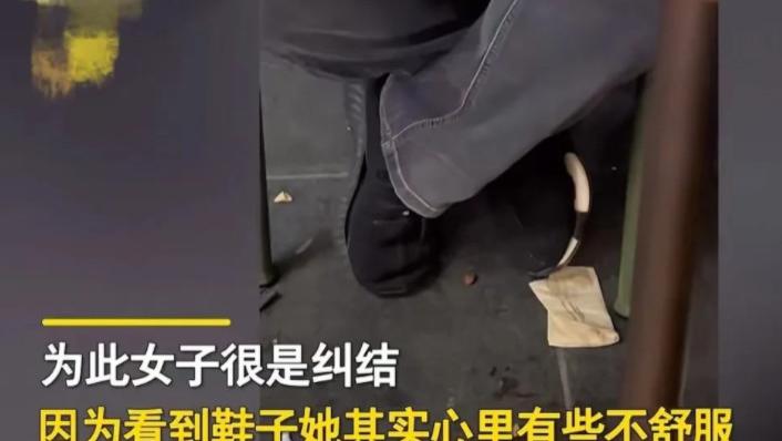 深圳，女子和相亲对象第 一次见面时，无意间看到对方鞋子居然脱胶了！