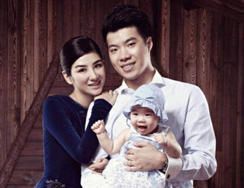 黄奕|黄奕豪宅内为10岁女儿庆生！穿亲子装打扮隆重，女儿眼睛嘴巴像爸