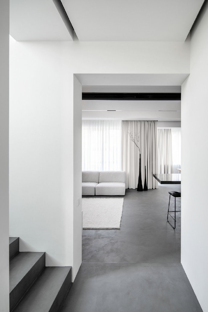 真正的极简风，是做到断舍离不多买物品，家越空无一物越高级舒适